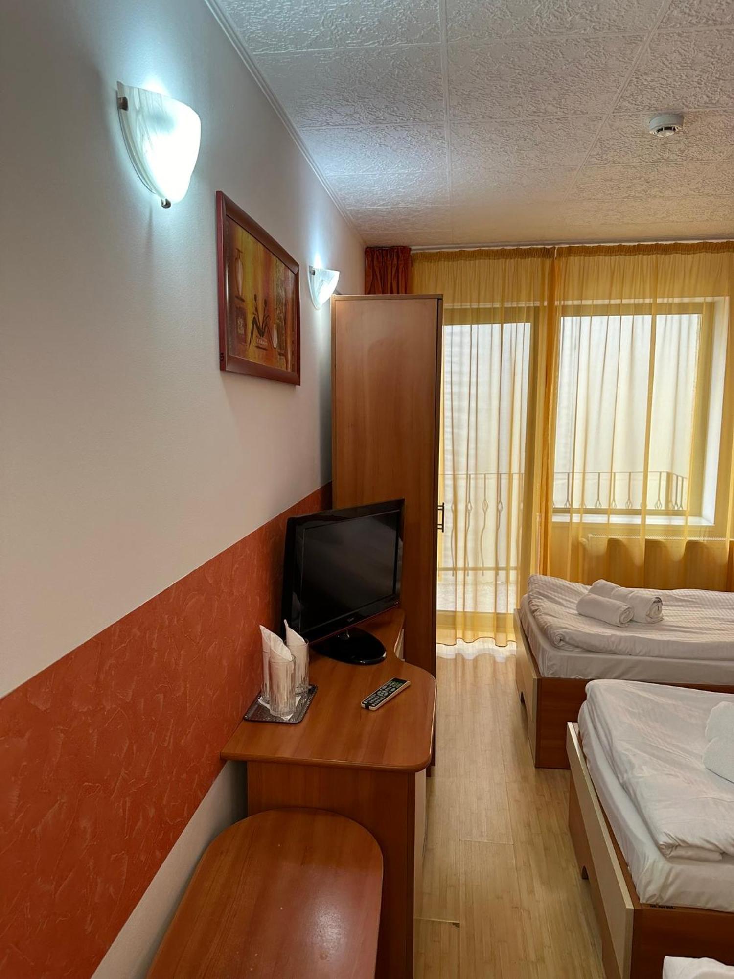 Restaurant Motel Dolorean Săcele エクステリア 写真