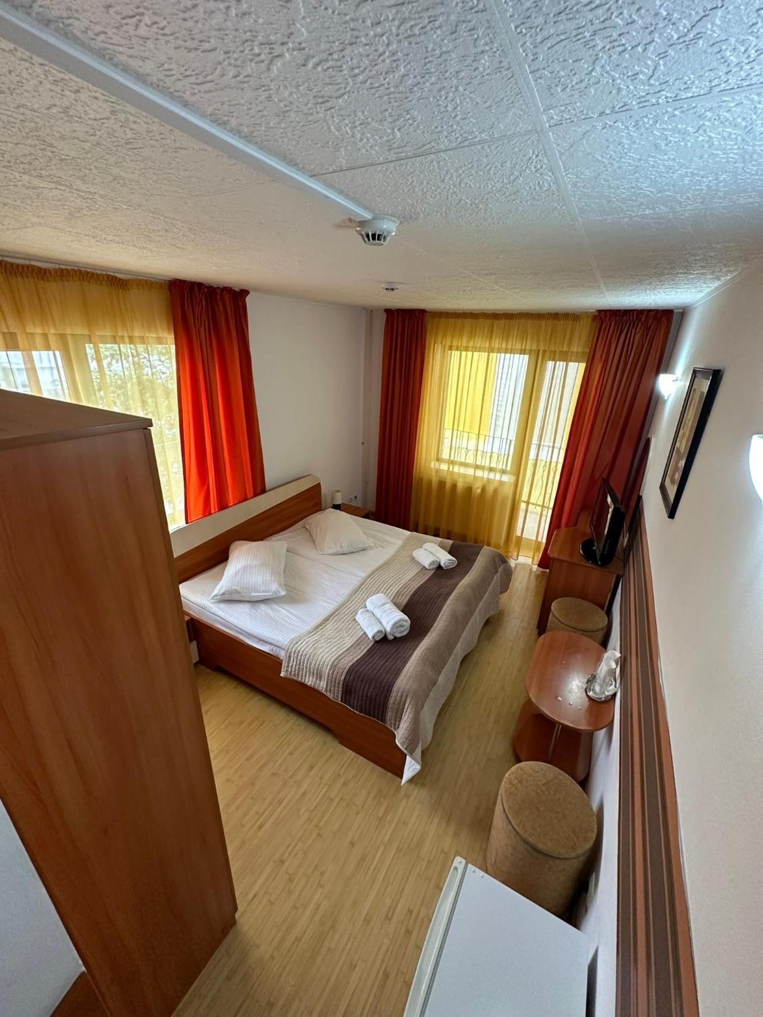 Restaurant Motel Dolorean Săcele エクステリア 写真