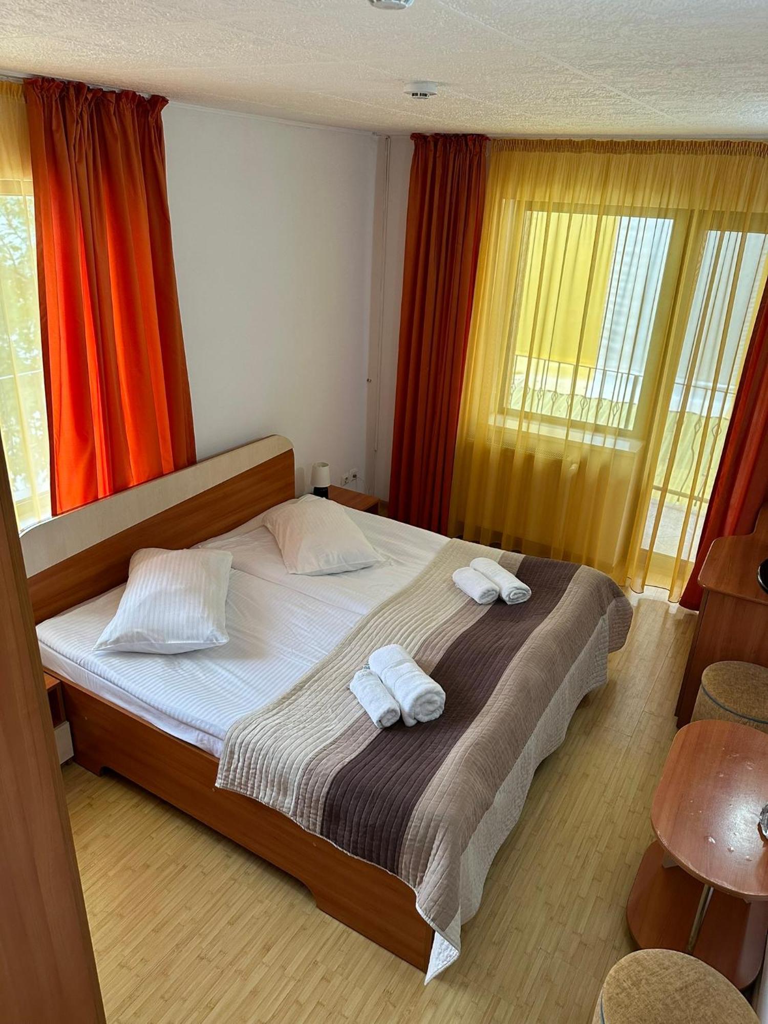 Restaurant Motel Dolorean Săcele エクステリア 写真