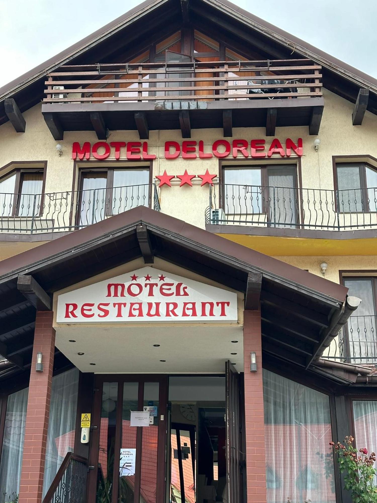 Restaurant Motel Dolorean Săcele エクステリア 写真